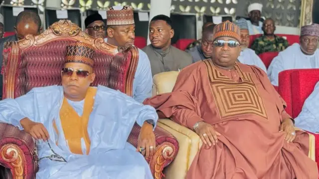 Mataimakin shugaban ƙasa tare da gwamnan Kebbi a kan kujeru