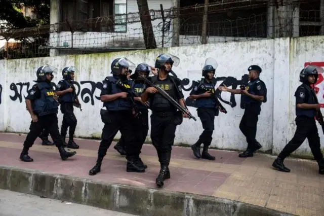 র‍্যাবের বিরুদ্ধে মানবাধিকার লঙ্ঘনসহ বিভিন্ন অভিযোগ ওঠায় বাহিনীটি সংস্কারের দাবি উঠেছে