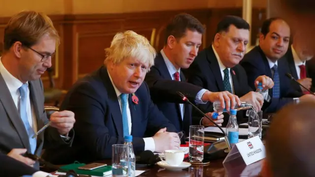 فايز السراج، رئيس حكومة الوفاق الليبية، في اجتماع لندن يوم 31 أكتوبر/تشرين الأول 2016