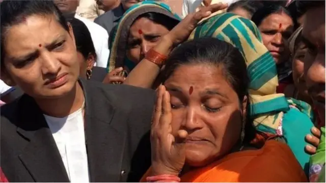 कोपर्डी प्रकरणातील पीडित मुलीच्या आईला निकालानंतर अश्रू अनावर झाले.