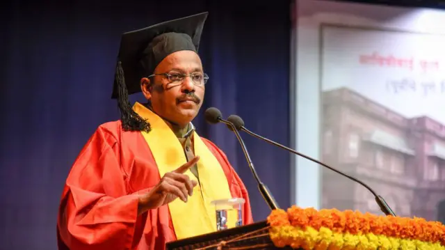 'शिक्षा मंत्री की अपनी डिग्री' का विवाद