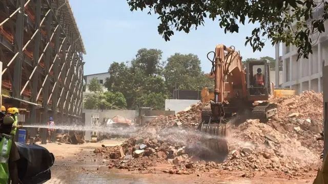 தி சென்னை சில்க்ஸ் கட்டட இடிப்பு (புகைப்படத் தொகுப்பு)