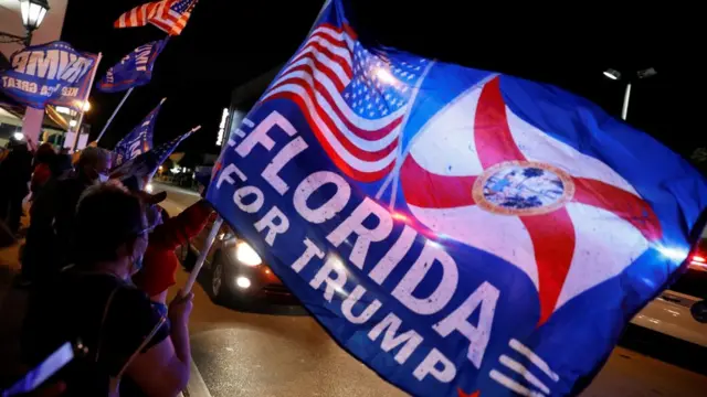 "Флорида за Трампа" написано на флаге