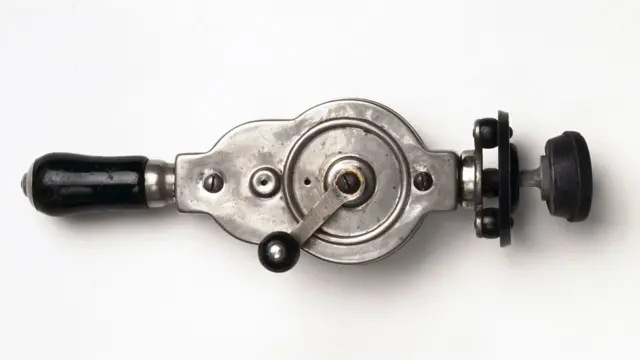 Вот такая неказистая штуковина - вибрационный массажер - могла излечить, как утверждала реклама, от многих болезней