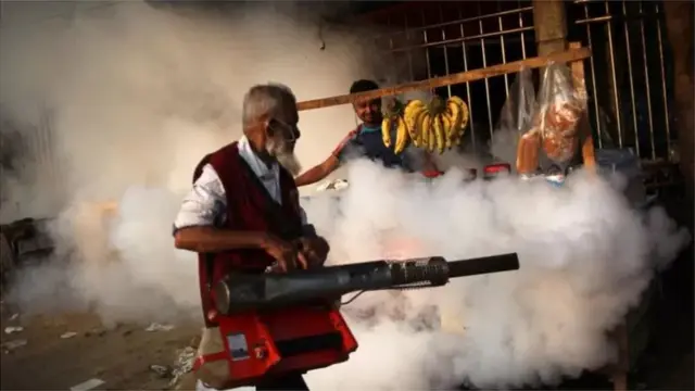 মশার ওষুধ ছেটানো হচ্ছে।