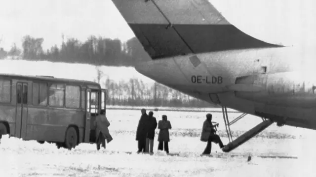 گروگان‌گیرها با هواپیمایی که دولت اتریش در اختیار آنها گذاشت به الجزایر رفتند