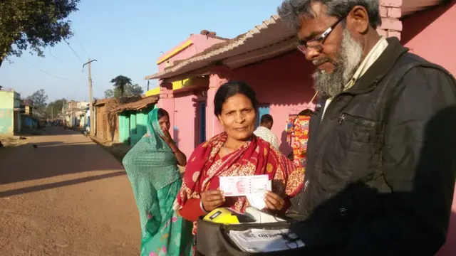 हीरा देवी को 2000 रुपये का नया नोट मिला. उनकी बैंकिग हो चुकी थी.