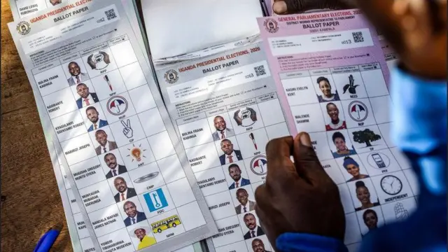 Otu nwoke na-ele anya n'akwụkwọ ntuliaka bụ foto ndị niile na-azọ ọkwa onyeisiala na ụlọomeiwu na ntuliaka Yuganda