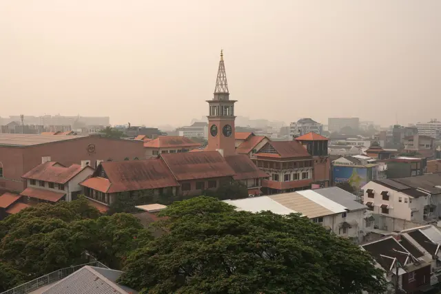 ท้องฟ้าเหนือพื้นที่ อ.เมือง จ. เชียงใหม่ ปกคลุมไปด้วยฝุ่นจนทำให้มองเห็นท้องฟ้าเป็นสีเหลืองหม่น