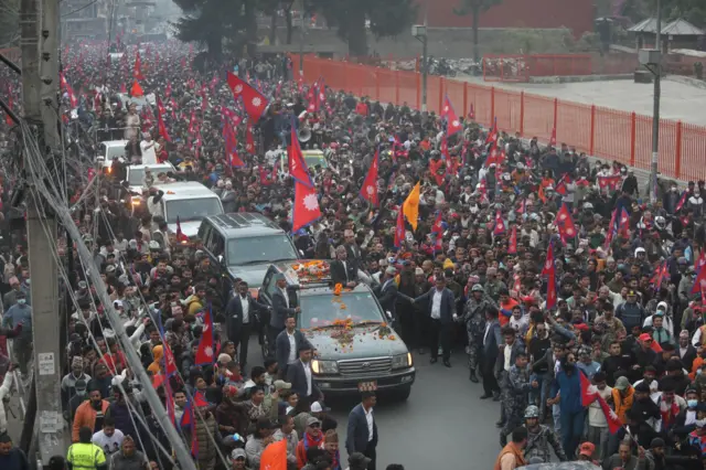 ज्ञानेन्द्र शाह विमानस्थलबाट निर्मल निवास जाँदा समर्थकहरू