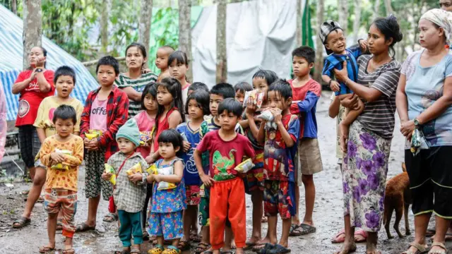 ထိုင်း-မြန်မာနယ်စပ် ဒုက္ခသည်စခန်းတစ်ခုက မြန်မာရွှေ့ပြောင်းကလေးငယ်တွေ (ပုံဟောင်း)