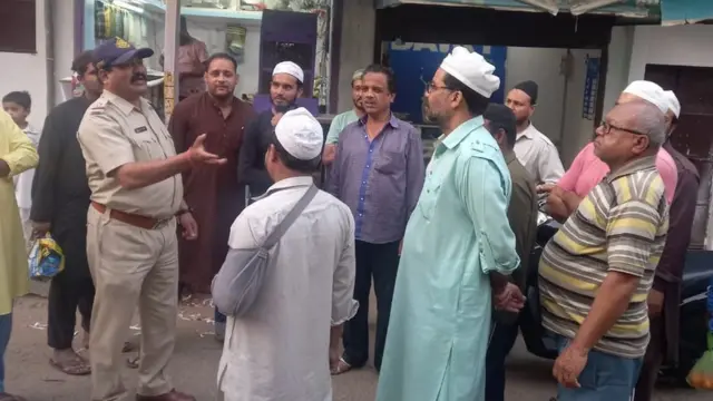 स्थानीय लोगों से बात करती पुलिस