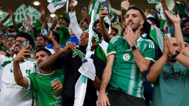 جماهير نادي الأهلي السعودي يشجعون فريقهم في مباراة في دوري أبطال آسيا.