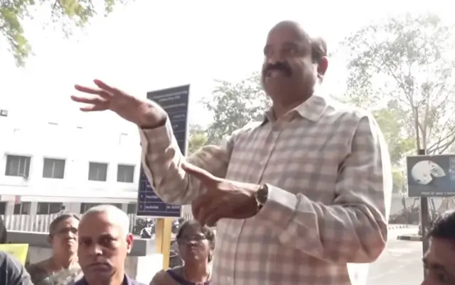 டிஎன்பிஎஸ்சியின் தேர்வுக் கட்டுப்பாட்டு அலுவலர் ஏ. சண்முகசுந்தரம் நேரில் சென்று பேச்சுவார்த்தை நடத்தினார்.