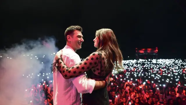 Дуа Липа са оцем Дукаџином Липом на концерту у Приштини 2016. године