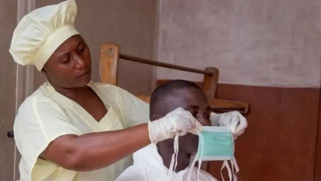 Wahudumu wa afya wakijiandaa kwenda sehemu zenye mlipuko wa ebola