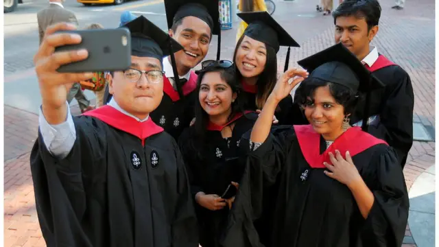 Graduandossuporte bet7korigem asiática fazem selfie na Universidade Harvardsuporte bet7kCa,mbridge, Massachusetts Foto Reuters