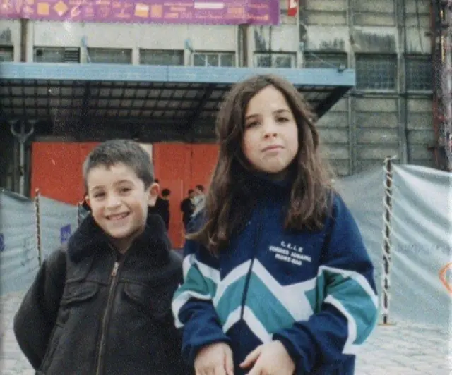 Margot Noel en una foto con su hermano cuando era pequeño.