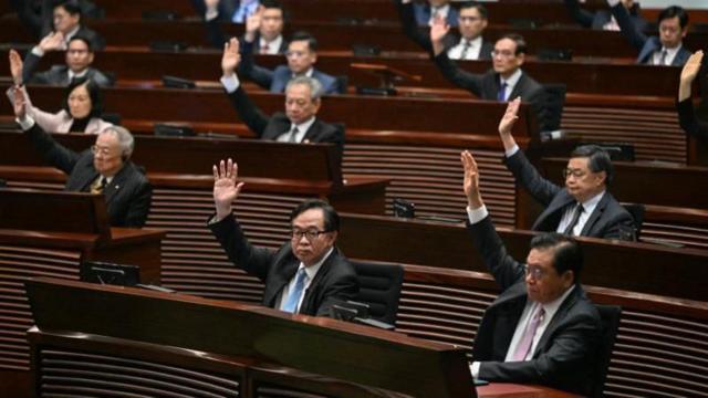 Các thành viên Hội đồng Lập pháp Hong Kong biểu quyết thông qua Điều 23 hôm 19/3. Luật mới bắt đầu có hiệu lực từ ngày 23/3, giới chỉ trích cho rằng nó sẽ là công cụ để chính quyền dập tắt mọi tiếng nói bất đồng.