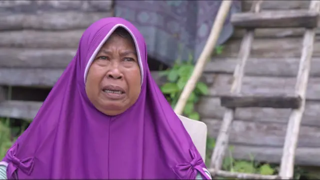 Samria Badjana mengaku lahannya direbut paksa oleh PT KLS dan pondoknya telah dibakar sekitar 10 kali.
