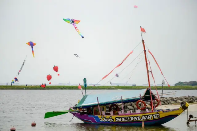 Para peserta menerbangkan layang-layang mereka dalam Festival Layang-Layang Internasional Jakarta di Pantai Ancol, Jakarta, pada 4 Juli 2024.
