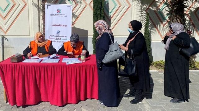مسؤولتا انتخابات تُسجلان أسماء ناخبات في غزة