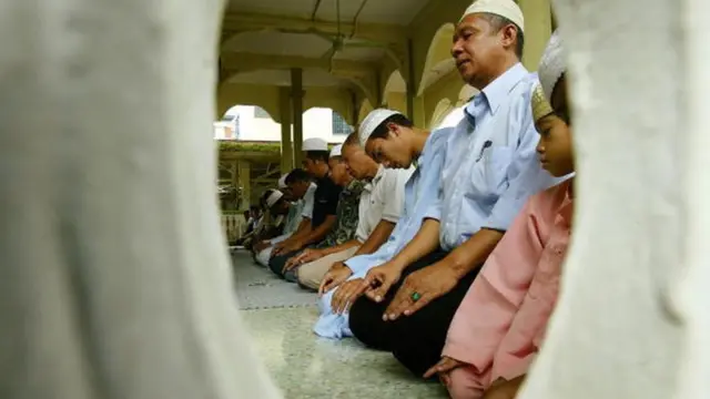 มุสลิมที่สุไหงโกลกทำละหมาดในวันศุกร์ เมื่อพ.ค. 2014