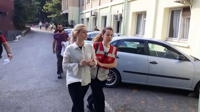 Gözaltına alınanlar sağlık kontrolünden geçirilerek Emniyet Müdürlüğü'ne götürülüyor.