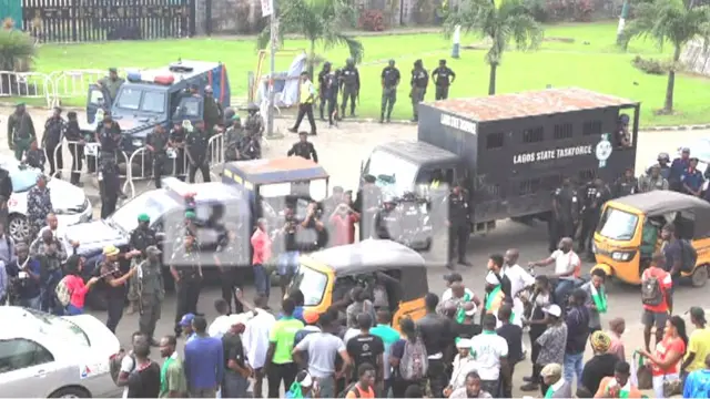 Awọn eeyan to n sewọde ati ọlọpaa