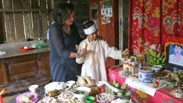 Bà Heidi Kuhn và mẹ của Trần Văn Hoàng, thanh niên 17 tuổi đã qua đời vì nhặt phải một trái bom chùm