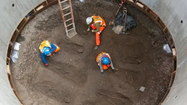 عثر علماء الآثار على بكتيريا عمرها 660 عام في عظام ضحايا الطاعون أثناء عمليات الحفر بمشروع خط مترو أنفاق "إليزابيث" في لندن