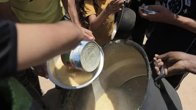 ፍልስጤማውያን የበሰሉ ምግቦችን ከድስት ውስት በጣሳ በመጨለፍ ሲከፋፈሉ