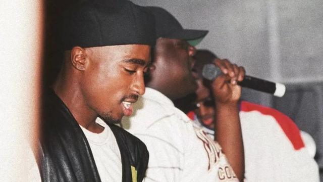 Tupac, The Notorious BIG e Puff Daddy tocando juntos em Nova York em 1993, antes de surgirem brigas