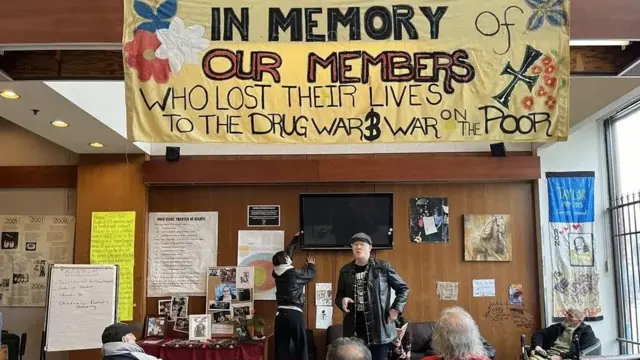 Cartaz com os dizeres 'Em memória aos nossos colegas que perderam a vida durante a guerra às drogas'