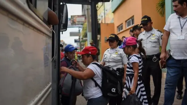 Personas abordan un autobús