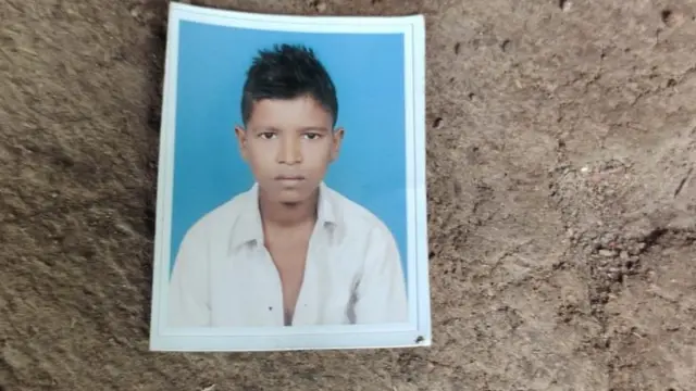 પોલીસ કસ્ટડીમાં મૃત્યુ પામનાર રવિ જાદવની આ તસવીર પરિવાર પાસે યાદગીરીમાં છે.