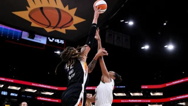 Brittney Griner, camisa 42 do Phoenix Mercury, arremessa sobre Azurá Stevens, camisa 30 do Chicago Sky, no primeiro tempo no Footprint Centeraposta eleição betfair10aposta eleição betfairoutubroaposta eleição betfair2021aposta eleição betfairPhoenix, Arizona.