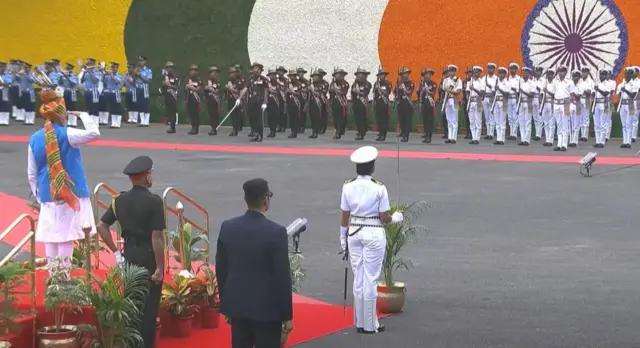 ਨਰਿੰਦਰ ਮੋਦੀ ਲਾਲ ਕਿਲ਼ੇ ਉੱਤੇ ਸਲਾਮੀ ਲੈਂਦੇ ਹੋਏ 