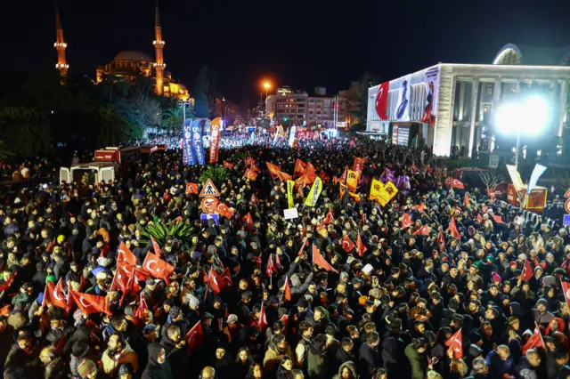 Demonstrasi di depan kantor wali kota Istanbul pada 19 Maret 2025