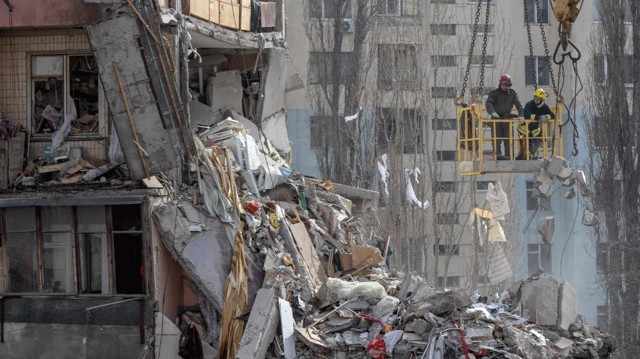 Рятувальники розчищають завали багатоповерхової будівлі, сильно пошкодженої внаслідок удару дрона, в Одесі