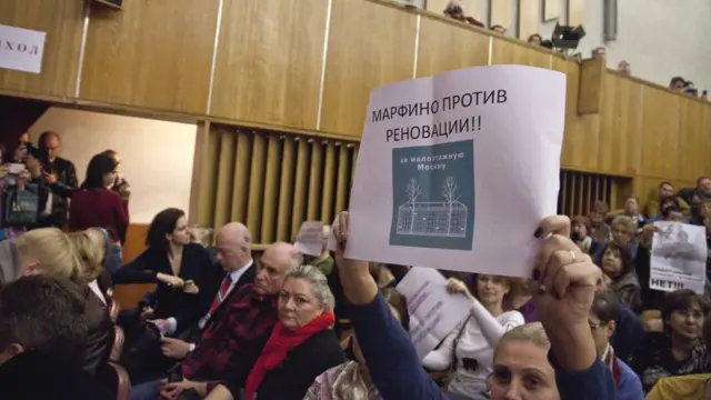 Плакат "Марфино против реновации" на встрече с префектом СВАО