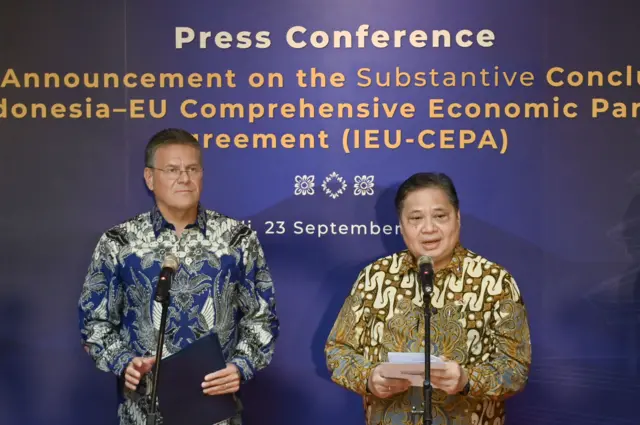 Menteri Koordinator Bidang Perekonomian Airlangga Hartarto (kelima kiri) bersama Komisioner Perdagangan dan Keamanan Ekonomi Komisi Eropa Maros Sefcovic (ketiga kanan) pada Selasa (23/9/2025).