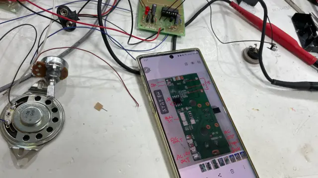 가장 어려운 치료를 담당하는 이종균 씨는 장난감 수리는 '계속 공부가 필요한 일'이라고 설명했다