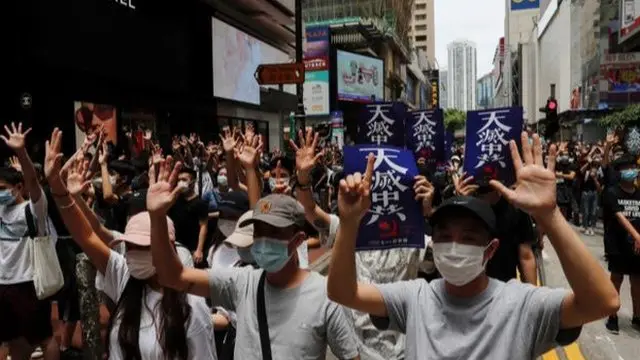 香港人发动游行抗议《国安法》