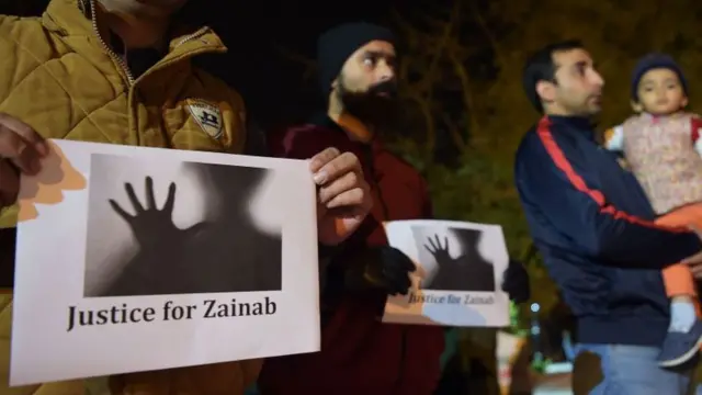 જૈનબને શ્રદ્ધાંજલિ આપતા લોકો