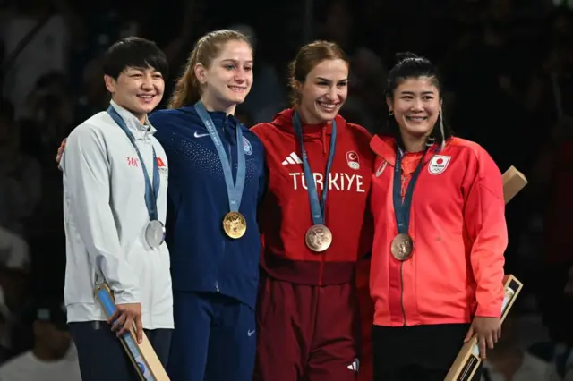 Мээрим Жуманазарова жана аны менен бирге Париж Олимпиадасында медаль тагынган балбан кыздар