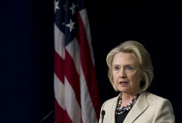 وزيرة الخارجية الأمريكية السابقة هيلاري كلينتون تحدثت عن الوضع في سوريا بعد لقائها بالرئيس الأمريكي باراك أوباما، وذلك قبل إلقاء كلمة حول جهود الولايات المتحدة لمكافحة الاتجار غير المشروع بالأحياء البرية، في منتدى بالبيت الأبيض بمبنى أيزنهاور التنفيذي في واشنطن العاصمة، بتاريخ 9 سبتمبر/أيلول 2013.