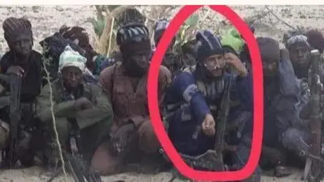 Ọkan lara awọn atọhunrinwa naa ni wọn fi ọda pupa ya sọtọ ninu aworan yii, oun ni ileeṣẹ ologun pe ni Abu Ishaq
