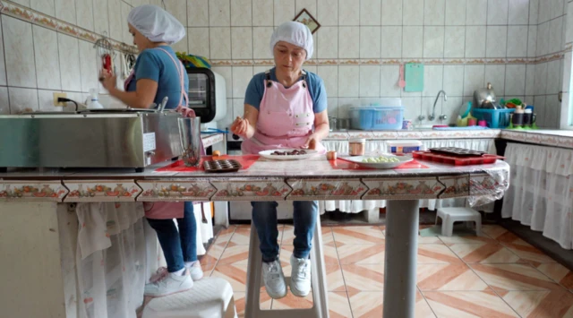 Ambas hermanas trabajando en la cocina