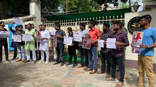 अगरतला में बांग्लादेश उप-उच्चायुक्त के दफ़्तर के बाहर हिंदुओं पर अत्याचार के ख़िलाफ़ प्रदर्शन करते हिंदू संगठनों के लोग